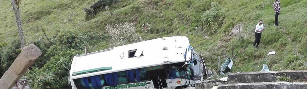 Autobus de servicio público que cubría las ruta Medellín, Santa Rosa De Osos accidentado