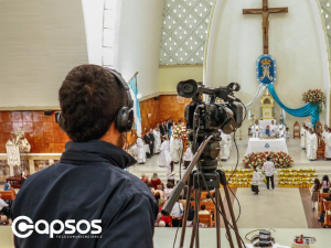 Camarógrafo transmitiendo la celebración de una eucaristía.